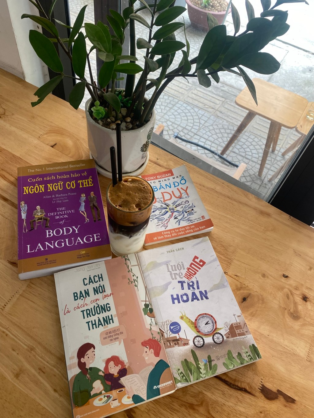 Sáng cà phê ☕️ đọc sách 📚 cùng bạn 👯♂️ bè ở Đà Nẵng